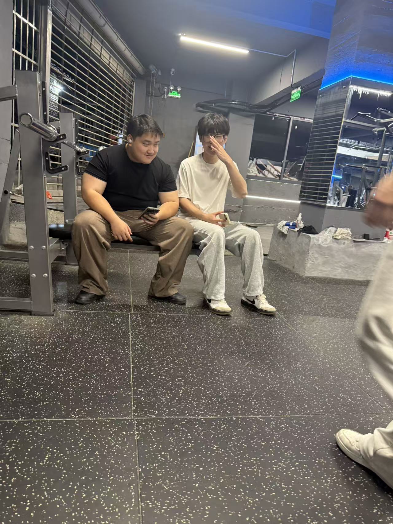 Gym Seated Group Rest Mirror Area