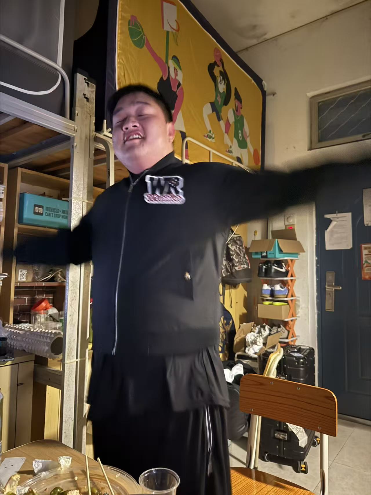 KTV Room Arms Open Performance Still